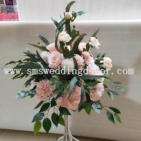 結婚式のためのピンクの花のセンターピース