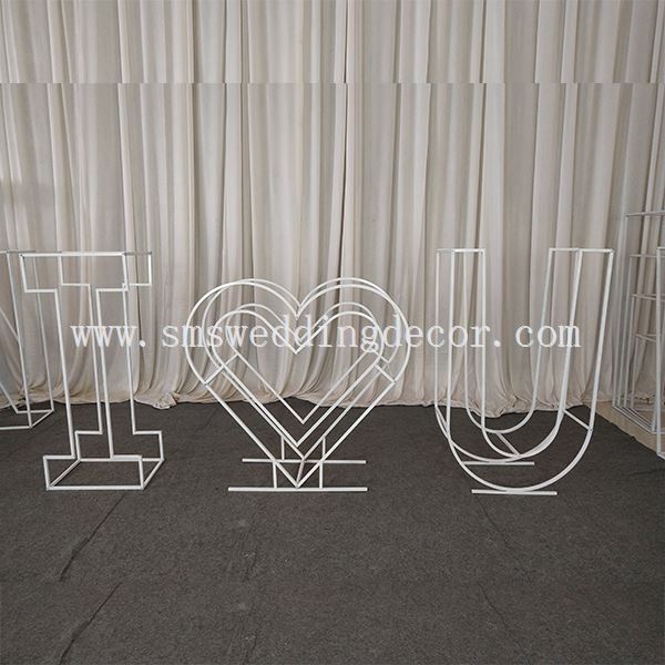 wire frame letter of balloon