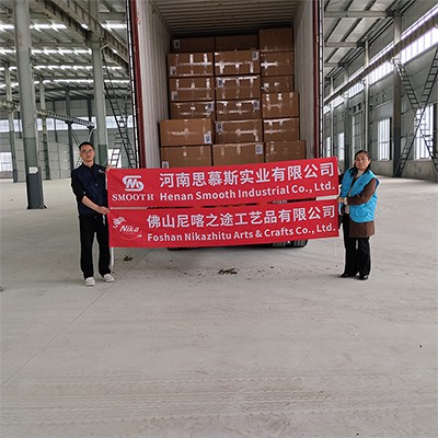 -時間厳守の配達をお約束: ウェディング装飾用の最新コンテナが出発します