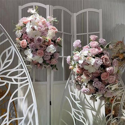 結婚式のためのエレガントなフラワーアレンジメント