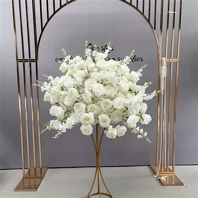 結婚式のテーブル用の背の高い花のセンターピース